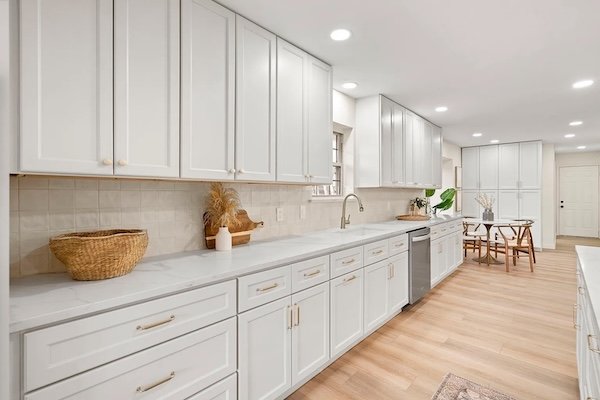 Elegant white shaker-style cabinets enhanced by cabinet refacing in Dallas, Texas, creating a bright and updated kitchen space